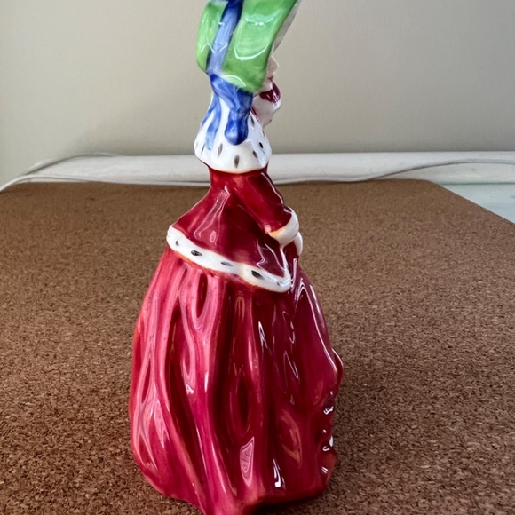 Royal Doulton's 'Christmas Morn' Miniature - Picture 13 of 15